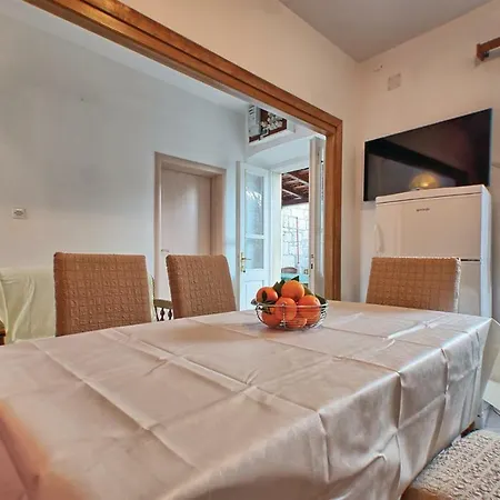 بيت للعطل Four Bedroom Holiday In *