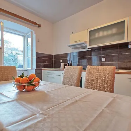 بيت للعطل Four Bedroom Holiday In *